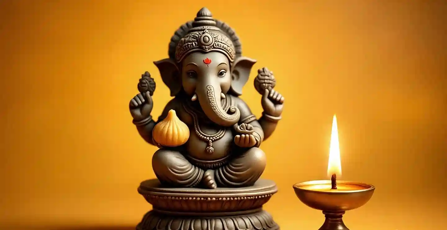 भगवान गणेश कमलासन पर बैठे, सामने मोदक और दीपक
