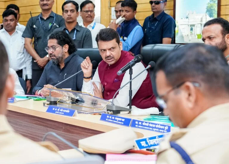 लातूर विकास बैठक 2025 मुख्यमंत्री देवेंद्र फडणवीस रोजगार घोषणा